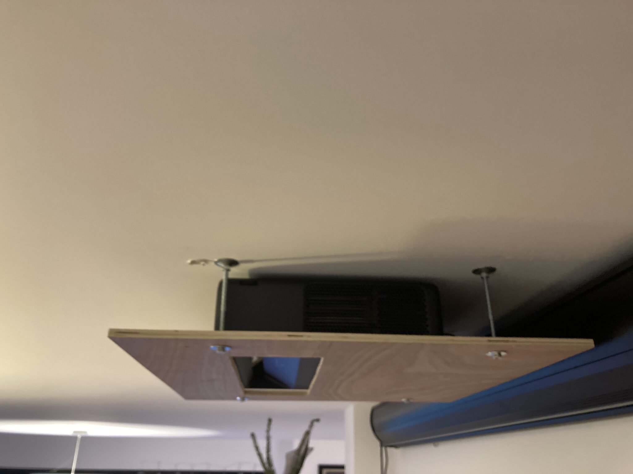 Support plafond vidéoprojecteur UST Notre 2nde maison RT2012 par ACC — free download