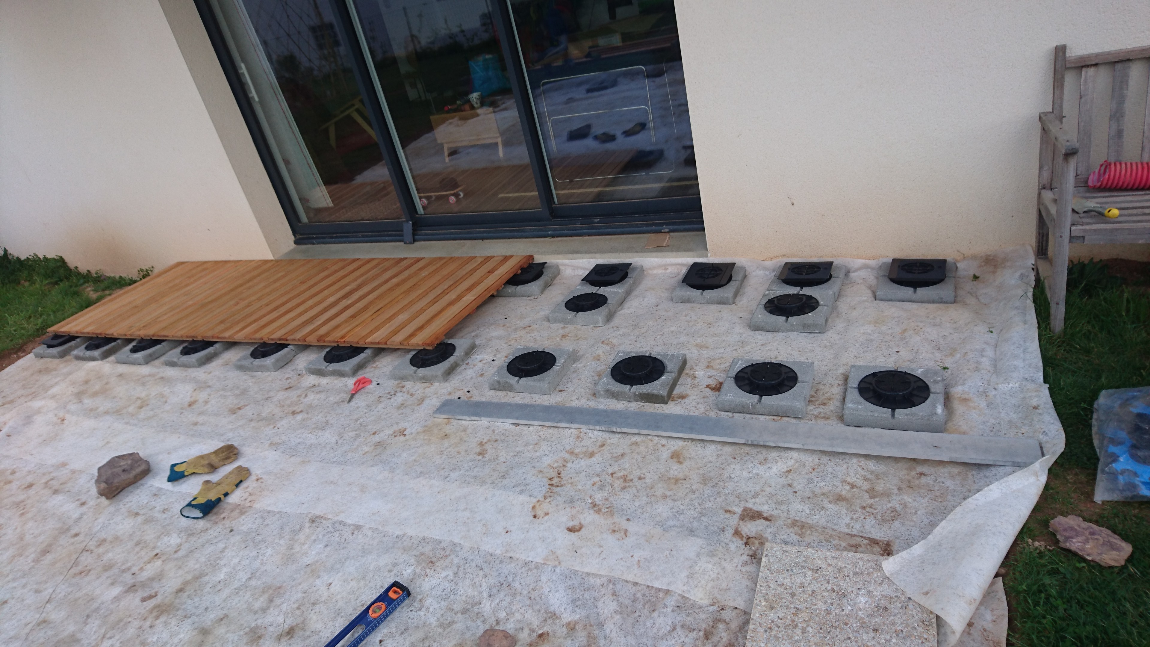 Dalle de terrasse en bois, beton, caillebotis